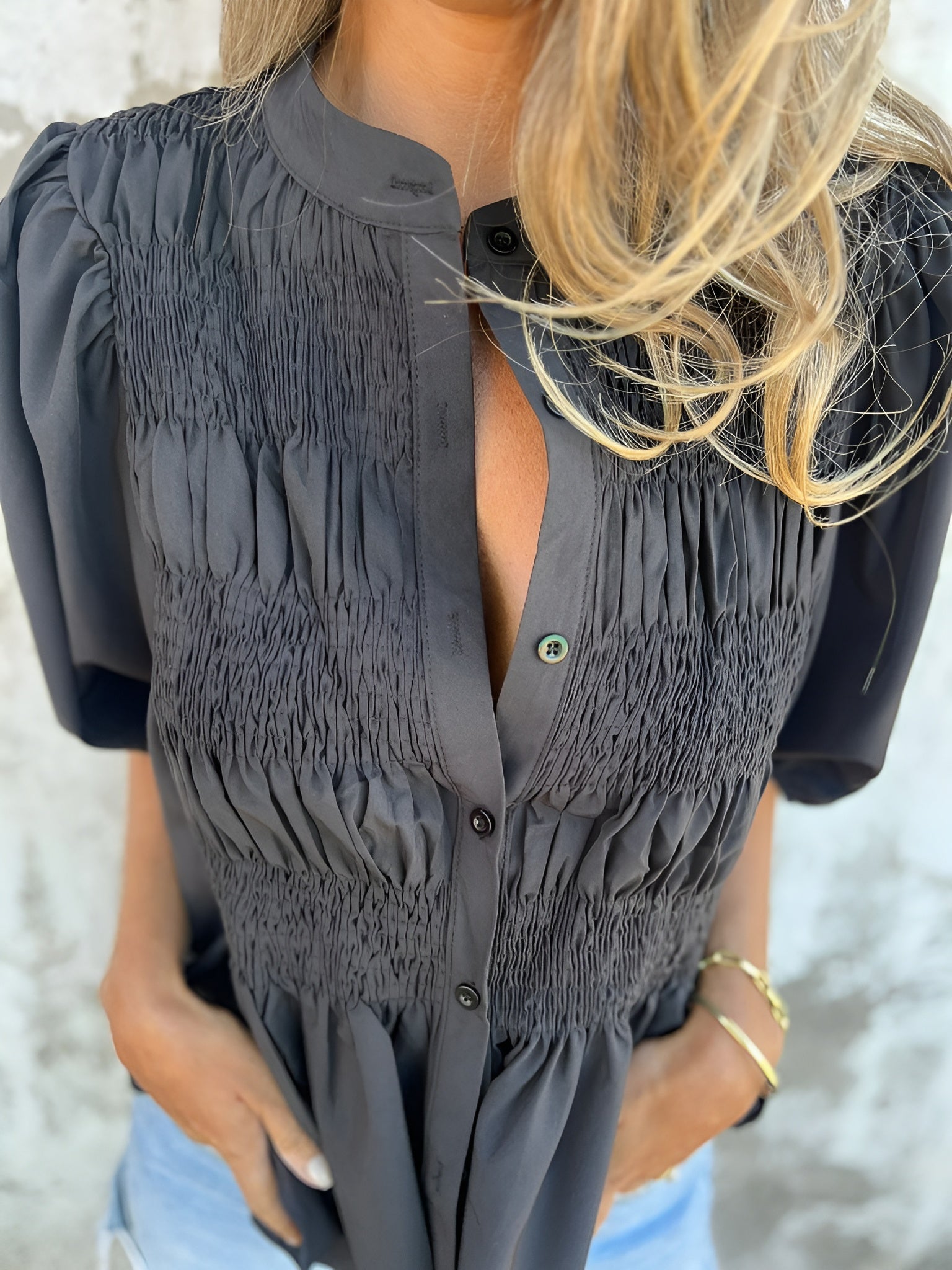 ANAVLIS™ | Plisserad Blus